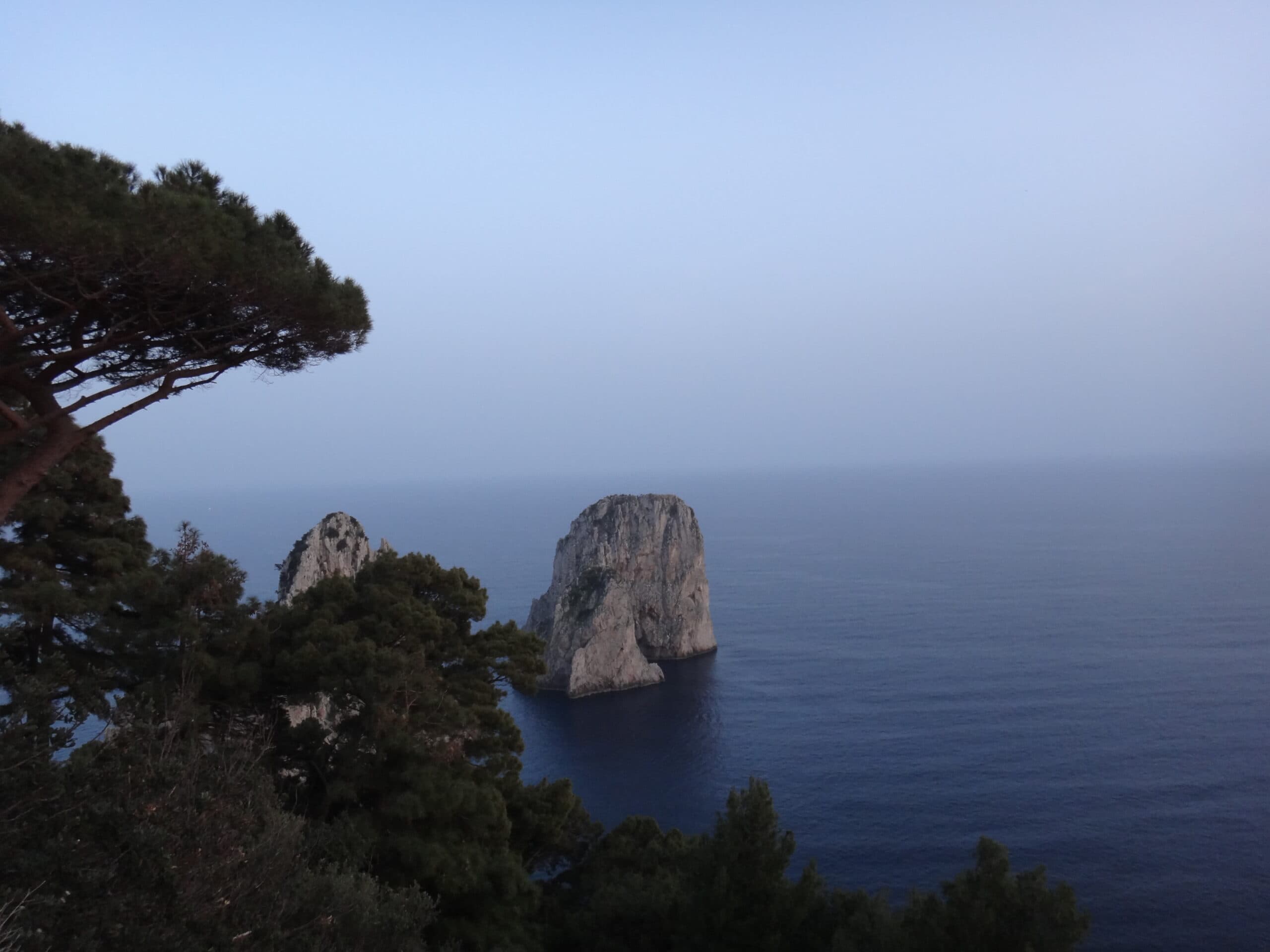 Capri : A rock in the middle of the sea (Uno scoglio in mezzo al mare)