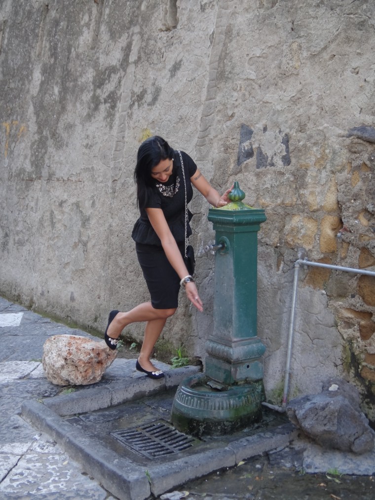 Stepping for some water at the fountain in the Castel dell'Ovo, ballerina flats are recommended for long walks, I always keep a pair in my handbag.