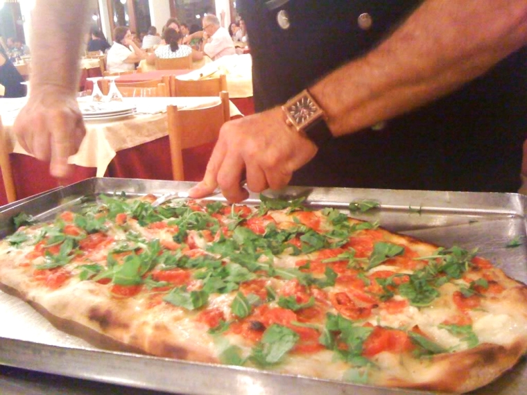The famous Pizza a metro, a favorite with locals, this restaurant has been serving since the 1930's
