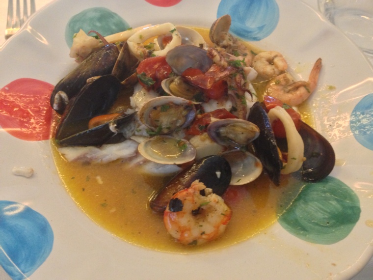 So I stopped by the charming restaurant of Le Ancore Hotel in Vico Equense and tasted this delicious peppered mixed seafood "impepata di frutti misti di mare" a local tradition