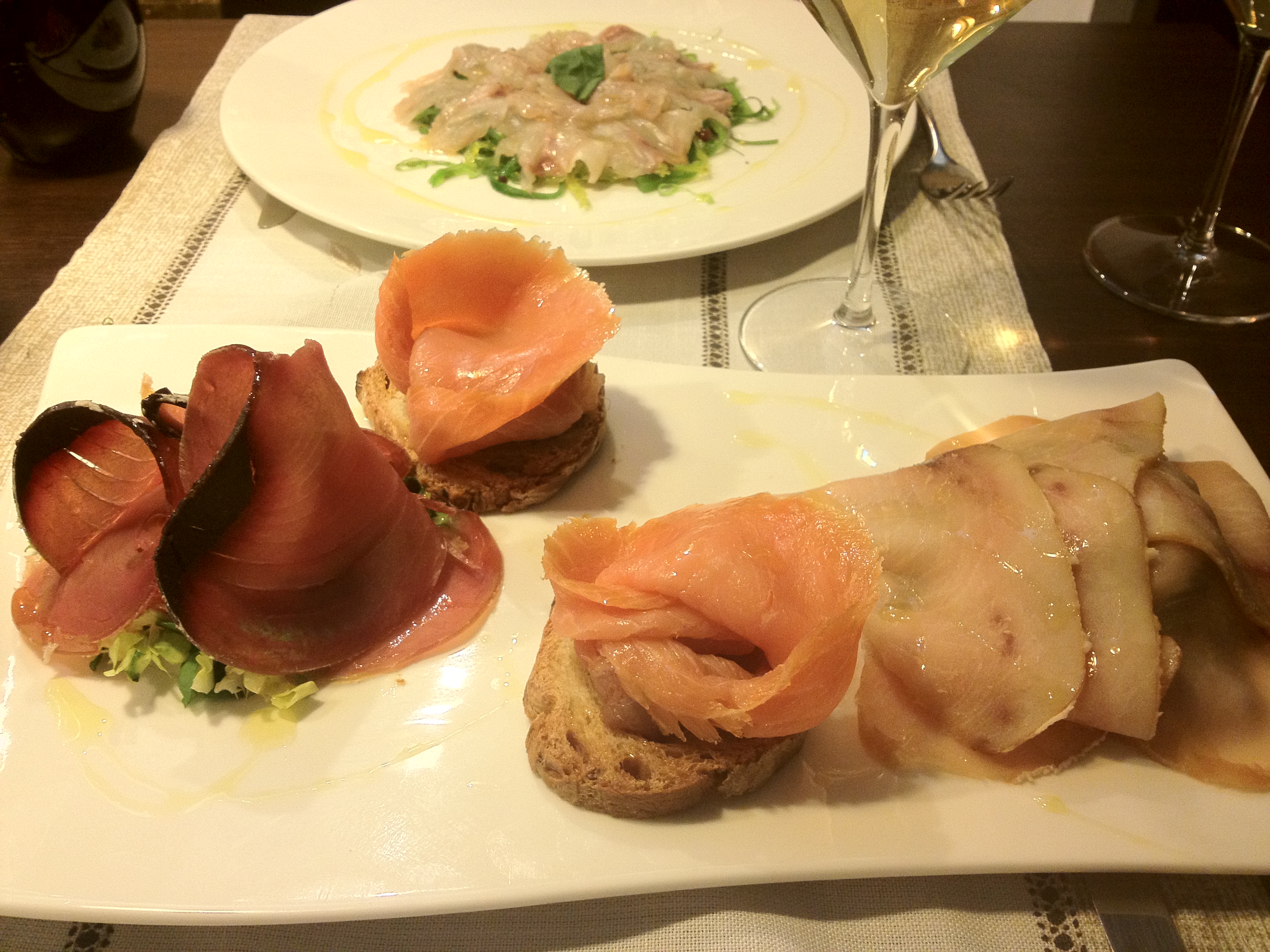 At Cubo Signum a selection of crudos from salmon to grouper and tuna