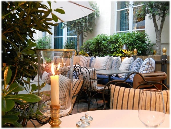 In Paris, Ralph's serves American Modern cuisine. Reservations are highly recommended. The service is very French.